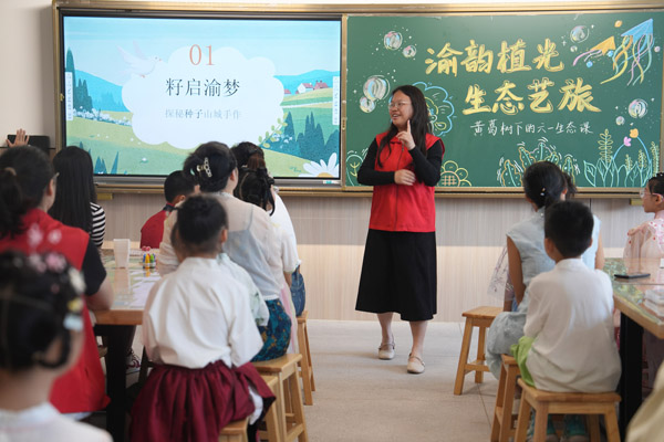 志愿者講解黃葛樹的知識。西南大學供圖