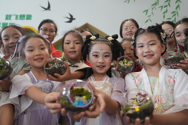 孩子們用黃葛樹樹葉制作工藝品。西南大學供圖