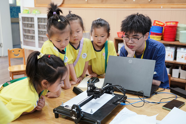 AI機械臂書寫。主辦方供圖