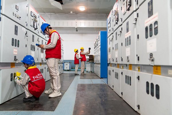 電力人員對專用變電站進行巡檢。國網重慶永川供電公司供圖