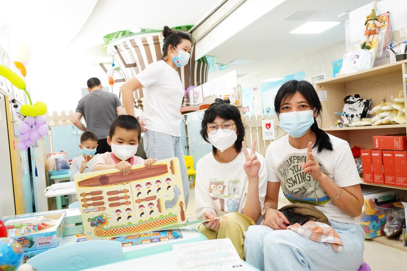 兒童病房學校里，孩子們和家長一起拼龍舟模型。