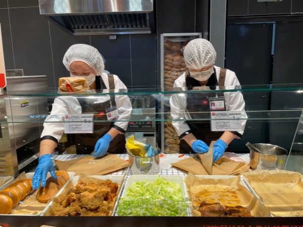 店員正在營業。永輝超市供圖