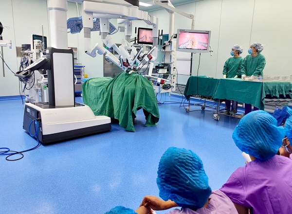 孩子們觀看手術機器人演示。施懿攝