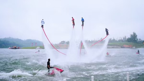 精彩水上表演。黃亞輝攝