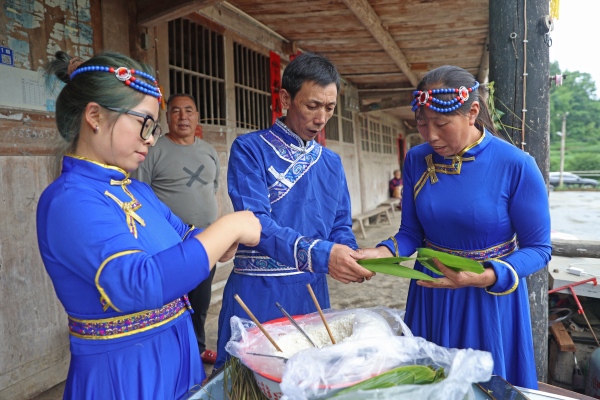 包粽子。彭水縣融媒體中心供圖