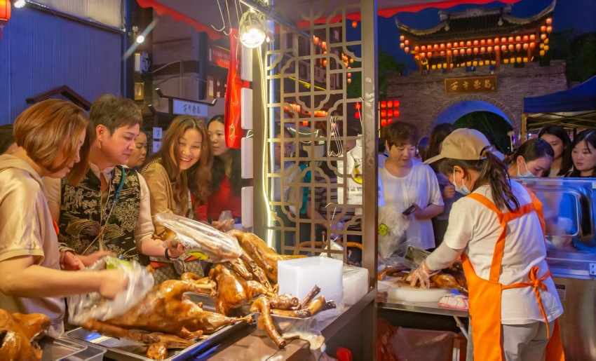 游客排隊購買榮昌鹵鵝。