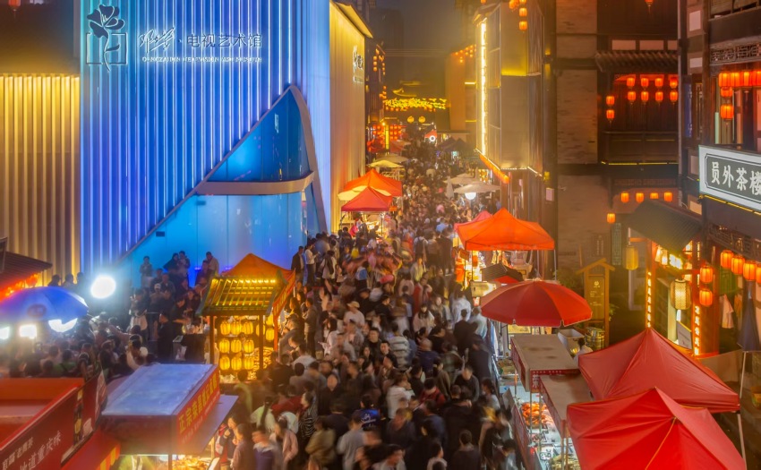 夜晚的夏布小鎮游人如織。