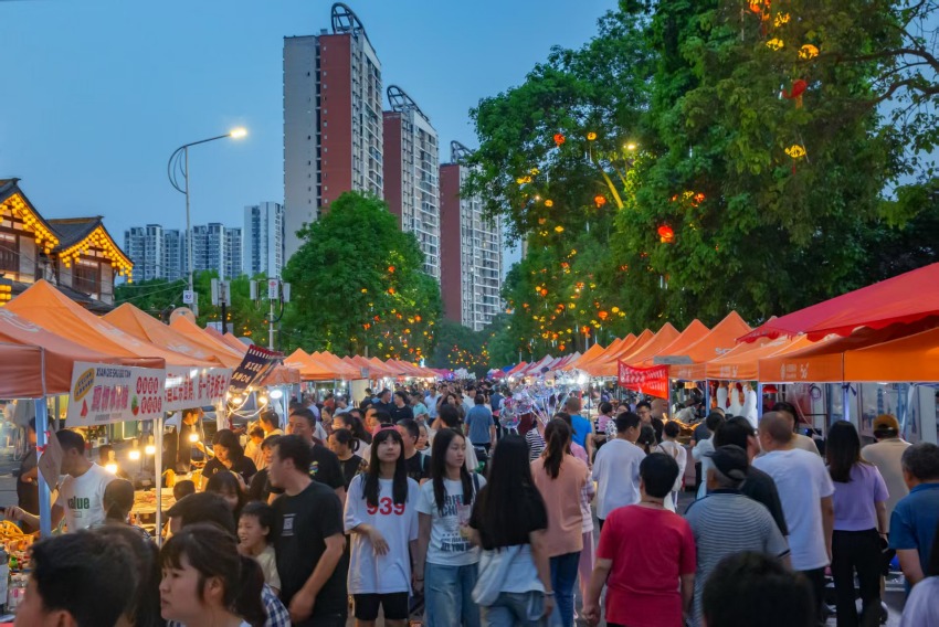 夜市人潮熙攘。