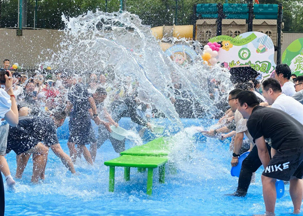 激情潑水環節。重慶師范大學附屬幼兒園供圖