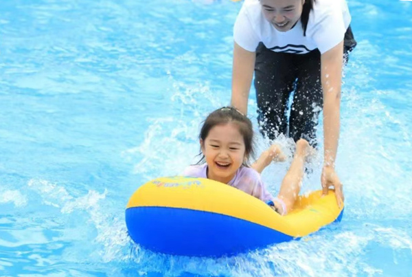 小小“船員”在家長的牽引下體驗“乘風破浪”的快樂。重慶師范大學附屬幼兒園供圖