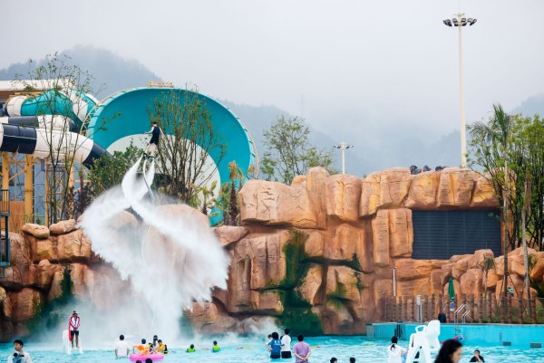 精彩的水上表演。鄭城東攝