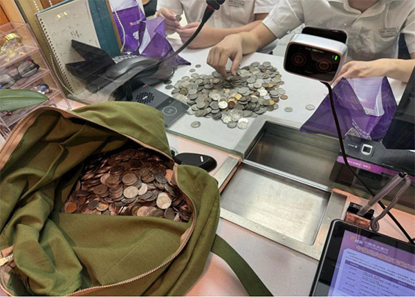 硬幣清理中。光大銀行重慶分行供圖