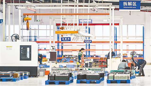 潼南區汽車回收利用產業園，弘喜汽車車間，工作人員進行新能源汽車的電池拆解。（資料圖片）記者 齊嵐森 攝\視覺重慶