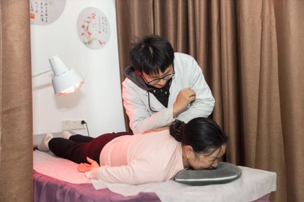 老人在“家門口”享受專業理療服務。胡桂國攝