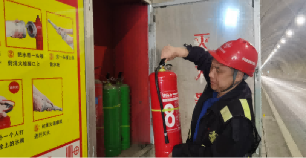 工作人員在中交隧道檢查滅火器。企業供圖