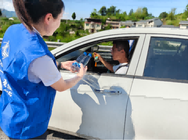 端午節日工作人員給駕乘人員贈送香囊。企業供圖