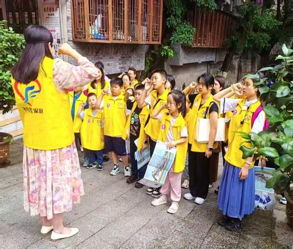 小小志愿者宣誓?；顒又鬓k方供圖