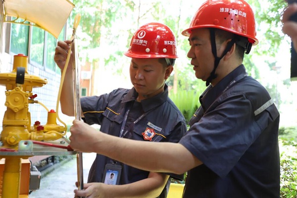 燃氣維修人員在重慶一中檢查調壓設備。重慶燃氣集團供圖