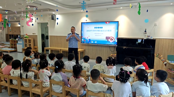 民警向校園學童分享知識。北碚區公安分局供圖 第1眼TV-華龍網發