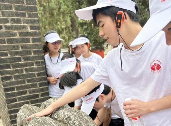 學子觸摸古文物。主辦方供圖