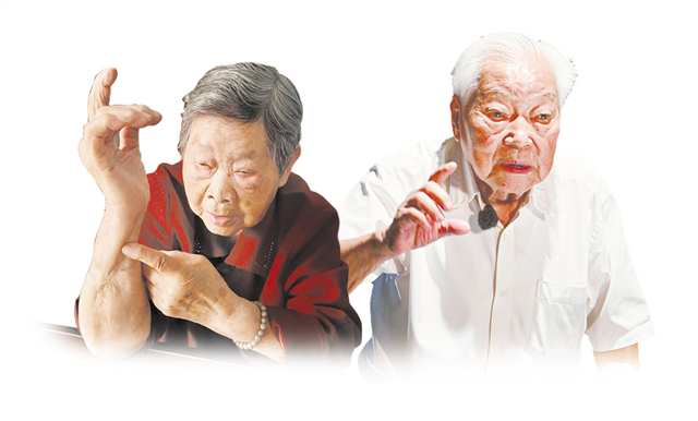 圖左：陳桂芳展示被日軍炸傷的右手。記者 周尤 攝\視覺重慶