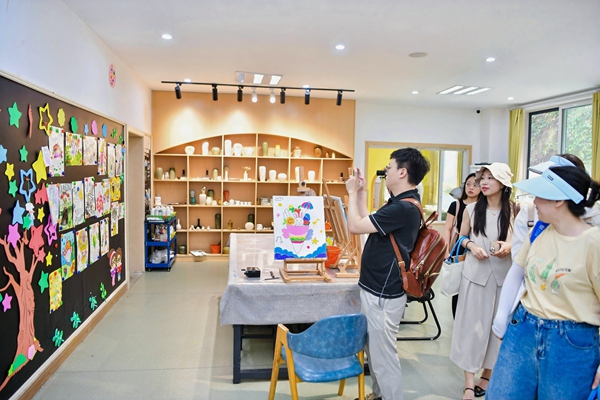 媒體一行參觀園內教育康復樓等設施。重慶民政供圖