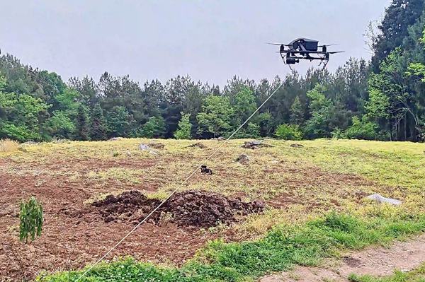 無人機布放光纜。重慶移動供圖