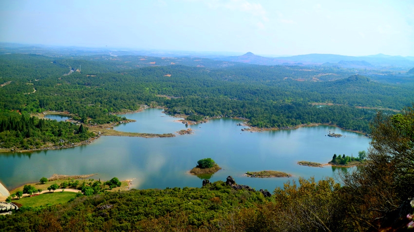 石林長湖。石林風景名勝區管理局供圖