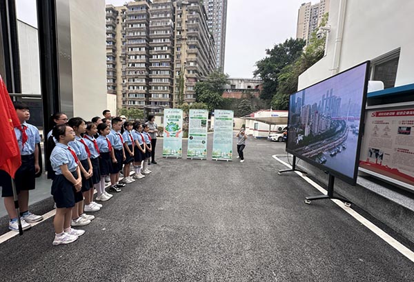 對師生進行宣傳介紹。渝中污水處理廠供圖