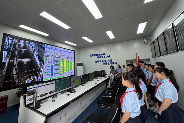 進入地下車間內部參觀。渝中污水處理廠供圖