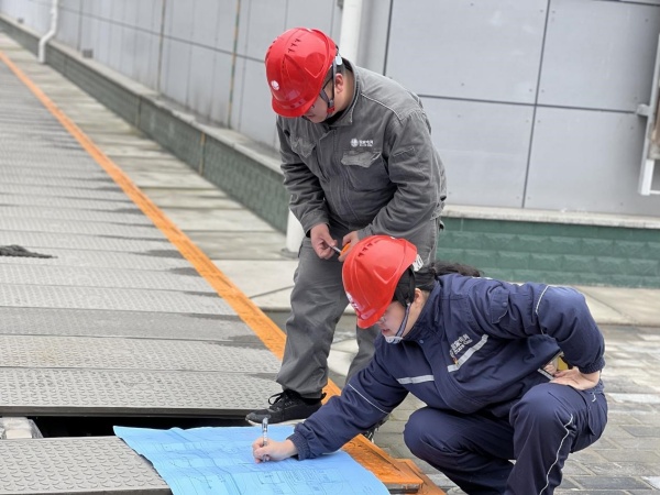 國網重慶經研院技經中心員工正在測量站內電纜溝尺寸。國網重慶經研院供圖