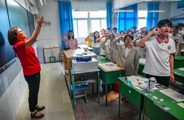 老師為學生照相留念。黃建樺攝