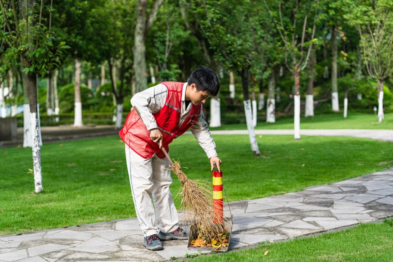 電力員工清理垃圾。國網重慶永川供電公司供圖