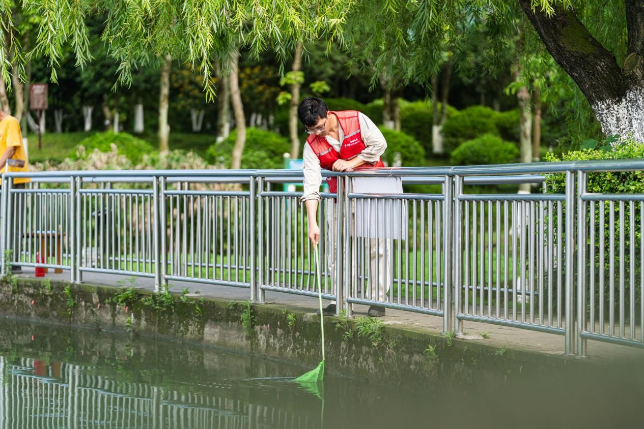 電力員工清理垃圾。國網重慶永川供電公司供圖