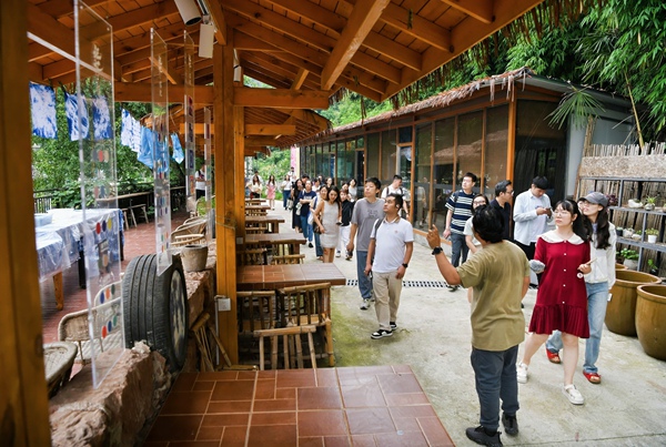 媒體一行參觀了解扎染工坊項目。重慶福彩供圖