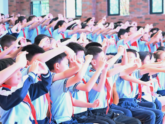 馮勝輝教孩子們識別主視眼。重慶南坪愛爾眼科醫院供圖