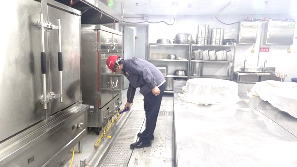 城口公司黨支部“紅巖燃小兵”黨員服務先鋒隊隊員對學校食堂燃氣管道及設施安全進行細致排查。重慶燃氣集團供圖