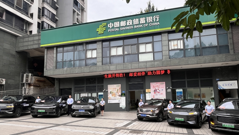 愛心送考。郵儲銀行重慶分行供圖