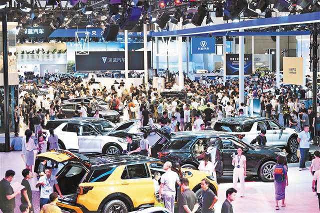 6月7日，2025重慶國際汽車展覽會在重慶國際博覽中心開幕，展會現場人頭攢動，熱鬧非凡。記者 羅斌 攝/視覺重慶