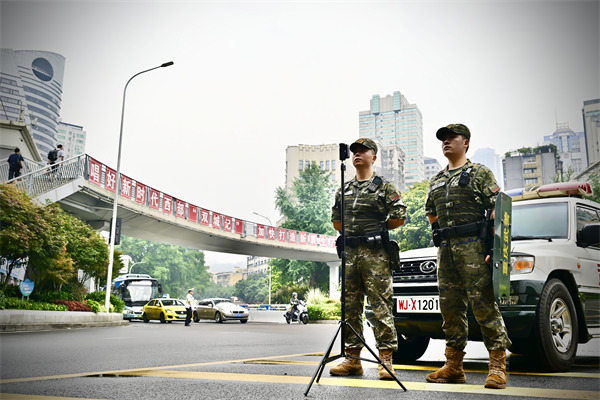 執勤官兵以乘車巡邏同定點警戒相結合的方式，確保執勤力量機動靈活，在遇有突發情況時保證快速反應。武警重慶總隊執勤第二支隊供圖