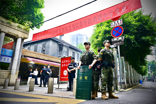 莘莘學子趕赴高考考場，身負高考警衛重任的執勤官兵也奮斗在他們的“趕考”路上。武警重慶總隊執勤第二支隊供圖