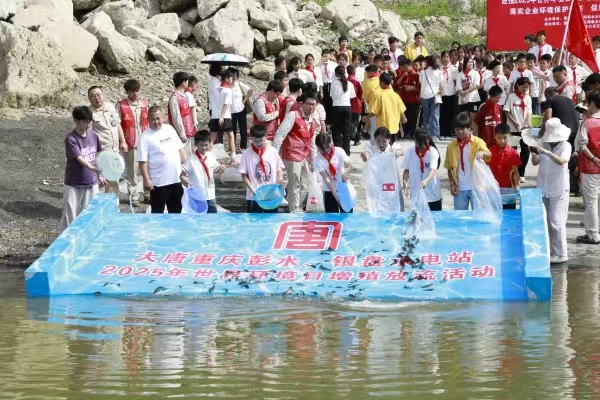 人工增殖放流活動現場。廖唯攝