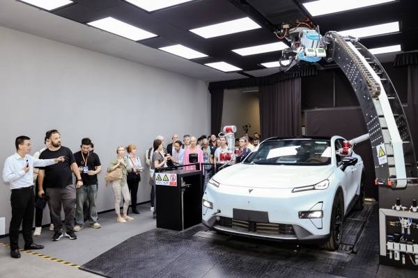 歐洲媒體參觀參觀長安汽車全球研發中心。長安汽車供圖