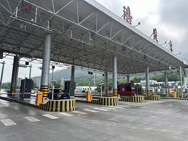 涪陵東收費站，車輛正在通過AI數字人智慧卡機。中交資管重慶總部供圖