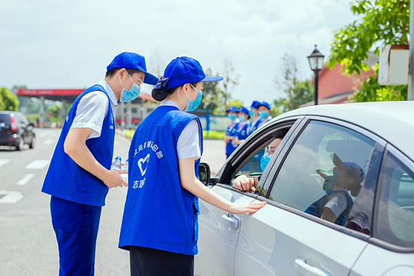 中交藍馬甲開展志愿者服務。中交資管重慶總部供圖