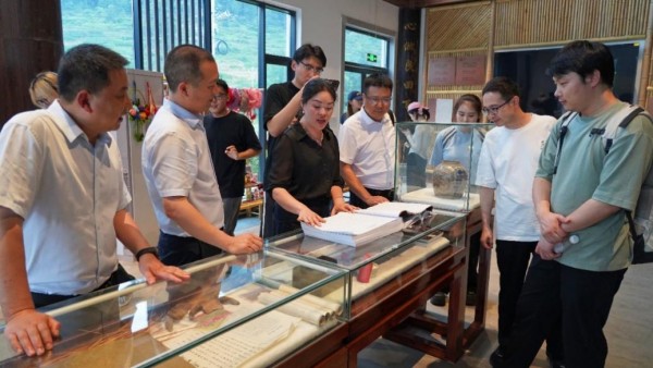 包鸞村黨支部書記、主任曾祝介紹村民治理新生態。王陽攝