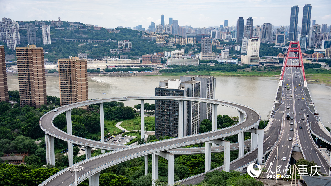 從下浩里老街眺望東水門長江大橋。人民網 曹欣悅攝