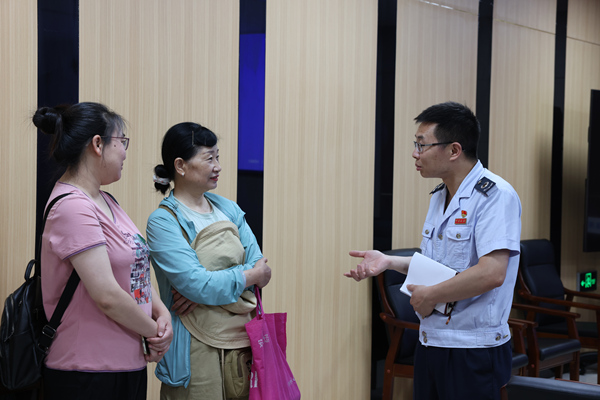 活動結束后，巫山縣稅務局工作人員解答涉稅專業服務機構代表問題。余琦攝