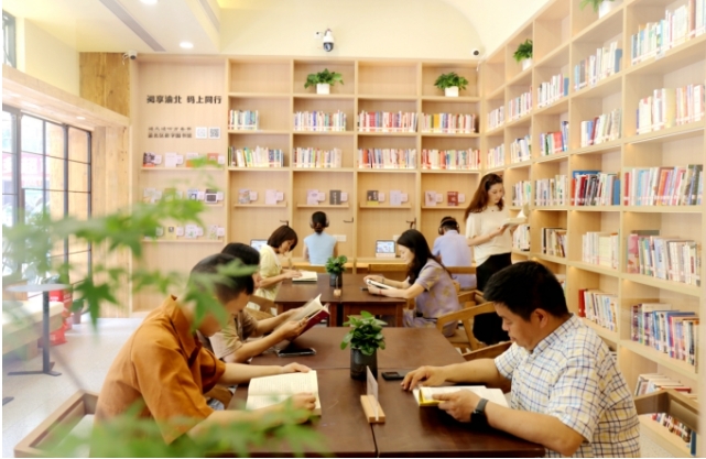 紫薇路城市書房，社區居民在安靜閱讀
