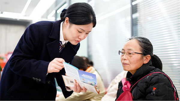 講解金融知識。工行重慶市分行供圖